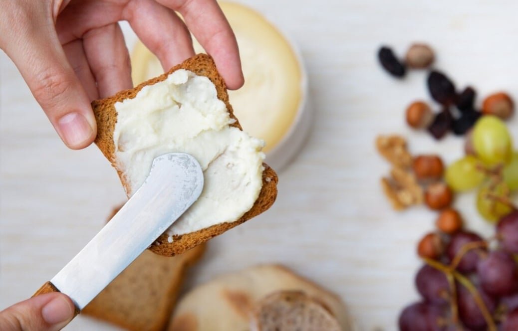 O produto também está disponível em versões light ou com adição de sabores como ervas, outros queijos e temperos como alho ou pimenta.