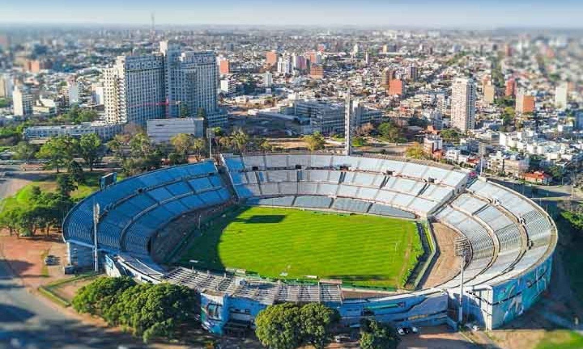 O Est&aacute;dio Centen&aacute;rio &eacute; localizado em Montevid&eacute;u, no Uruguai. &Eacute; onde joga normalmente a Sele&ccedil;&atilde;o Uruguaia de Futebol, e tem capacidade para 65.235 espectadores. Constru&iacute;do para sediar a Copa do Mundo de 1930, foi inaugurado com atraso devido &agrave;s chuvas em 18 de Julho de 1930, com o jogo Uruguai 1 a 0 contra o Peru. 