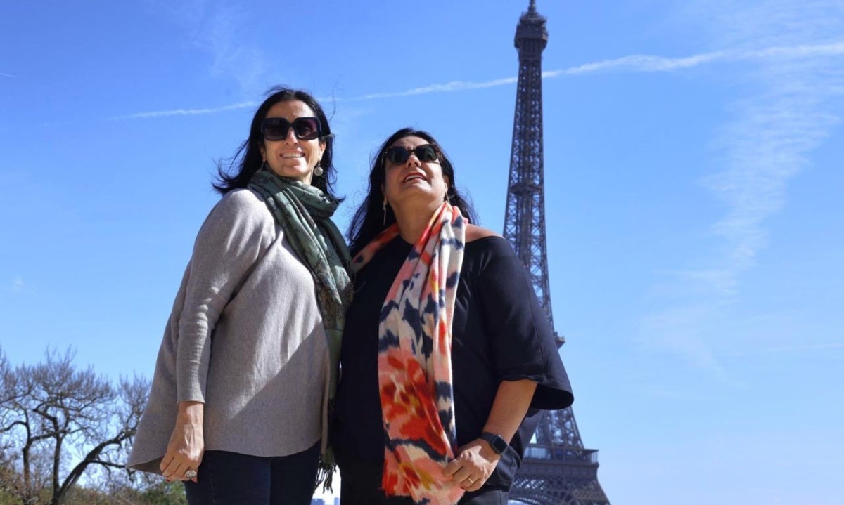 Fernanda e Raquel Hallak participam do Festival Regards Satellites, em Paris Fernanda e Raquel Hallak posam em frente à Torre Eiffel, em Paris