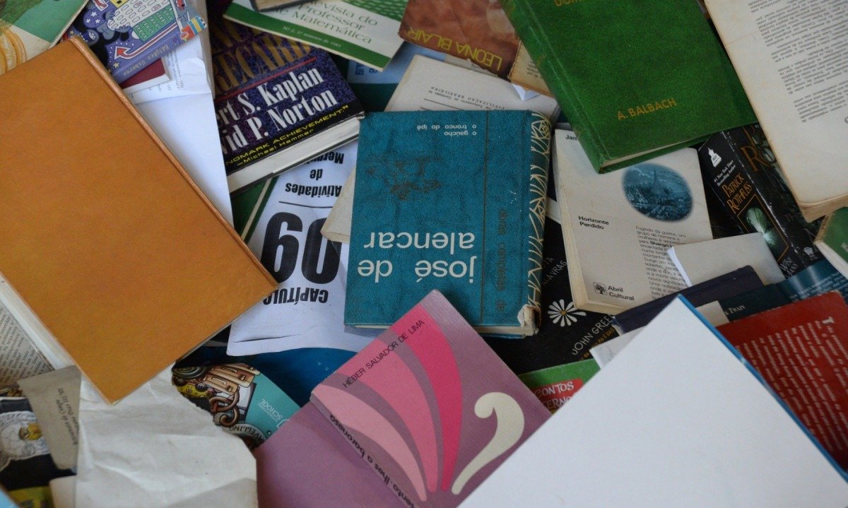 Livros descartados em BH, que serão transformados em papel higiênico, guardanapo ou folha A4 