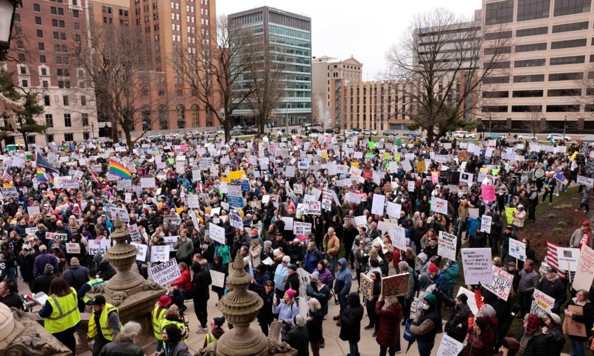 Milhares de americanos se reúnem em manifestações contra o presidente Donald Trump -  (crédito: JEFF KOWALSKY / AFP)