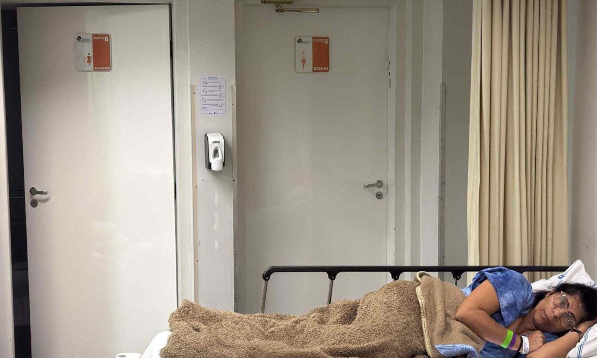 Gilberto Lopes, marido da paciente, relatou que a esposa ficou por dois dias em uma maca no Pronto Atendimento, entre banheiros  -  (crédito: Reprodução)