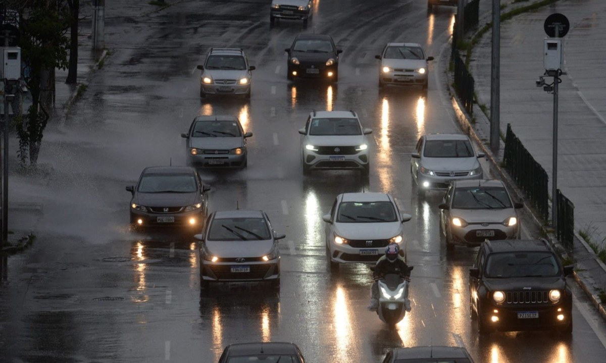 De acordo com a Defesa Civil, por volta das 16h20, a regional Nordeste apresenta intensidade extremamente forte, na Norte e Pampulha forte, Nordeste moderada, já na Centro-Sul e Leste, chuva fraca -  (crédito: Túlio Santos/EM/D.A Press)