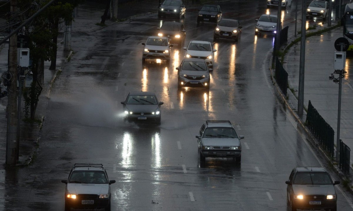 De acordo com a Defesa Civil, por volta das 16h20, a regional Nordeste apresenta intensidade extremamente forte, na Norte e Pampulha forte, Nordeste moderada, já na Centro-Sul e Leste, chuva fraca -  (crédito: Túlio Santos/EM/D.A Press)
