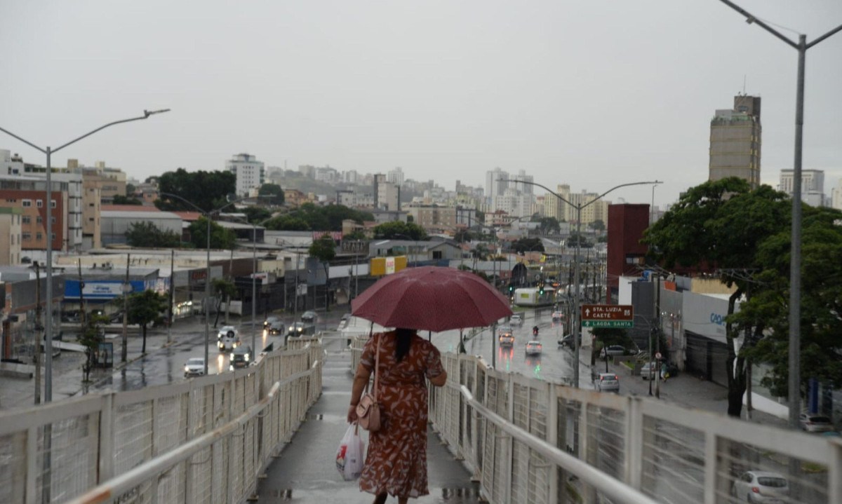 De acordo com a Defesa Civil, por volta das 16h20, a regional Nordeste apresenta intensidade extremamente forte, na Norte e Pampulha forte, Nordeste moderada, já na Centro-Sul e Leste, chuva fraca -  (crédito: Túlio Santos/EM/D.A Press)