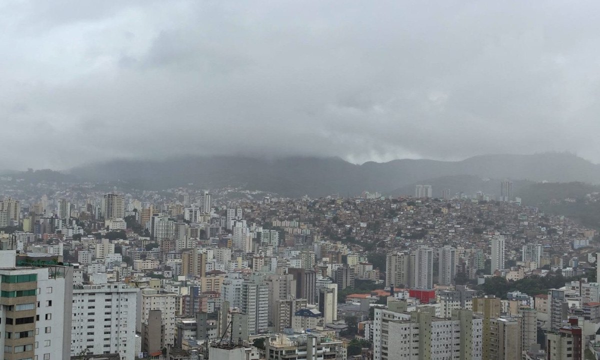 De acordo com a Defesa Civil, por volta das 16h20, a regional Nordeste apresenta intensidade extremamente forte, na Norte e Pampulha forte, Nordeste moderada, já na Centro-Sul e Leste, chuva fraca -  (crédito: Alexandre Carneiro/EM/D.A Press)
