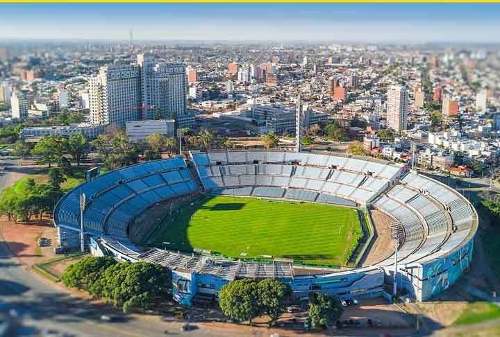 O Estádio Centenário é localizado em Montevidéu, no Uruguai. É onde joga normalmente a Seleção Uruguaia de Futebol, e tem capacidade para 65.235 espectadores. Construído para sediar a Copa do Mundo de 1930, foi inaugurado com atraso devido às chuvas em 18 de Julho de 1930, com o jogo Uruguai 1 a 0 contra o Peru. -Marcelo Campi/Wikimédia Commons