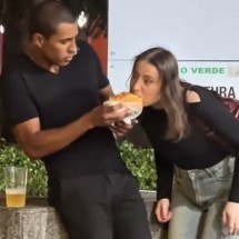 Mulher morde lanche de desconhecido na rua e vídeo viraliza - Reprodução TIKTok