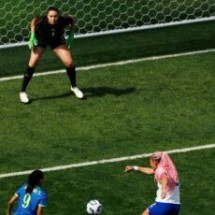 Filha de ex-astro da NBA marca em vitória dos EUA sobre o Brasil no futebol feminino - No Ataque Internacional