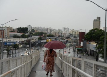 De acordo com a Defesa Civil, por volta das 16h20, a regional Nordeste apresenta intensidade extremamente forte, na Norte e Pampulha forte, Nordeste moderada, já na Centro-Sul e Leste, chuva fraca -  (crédito: Túlio Santos/EM/D.A Press)