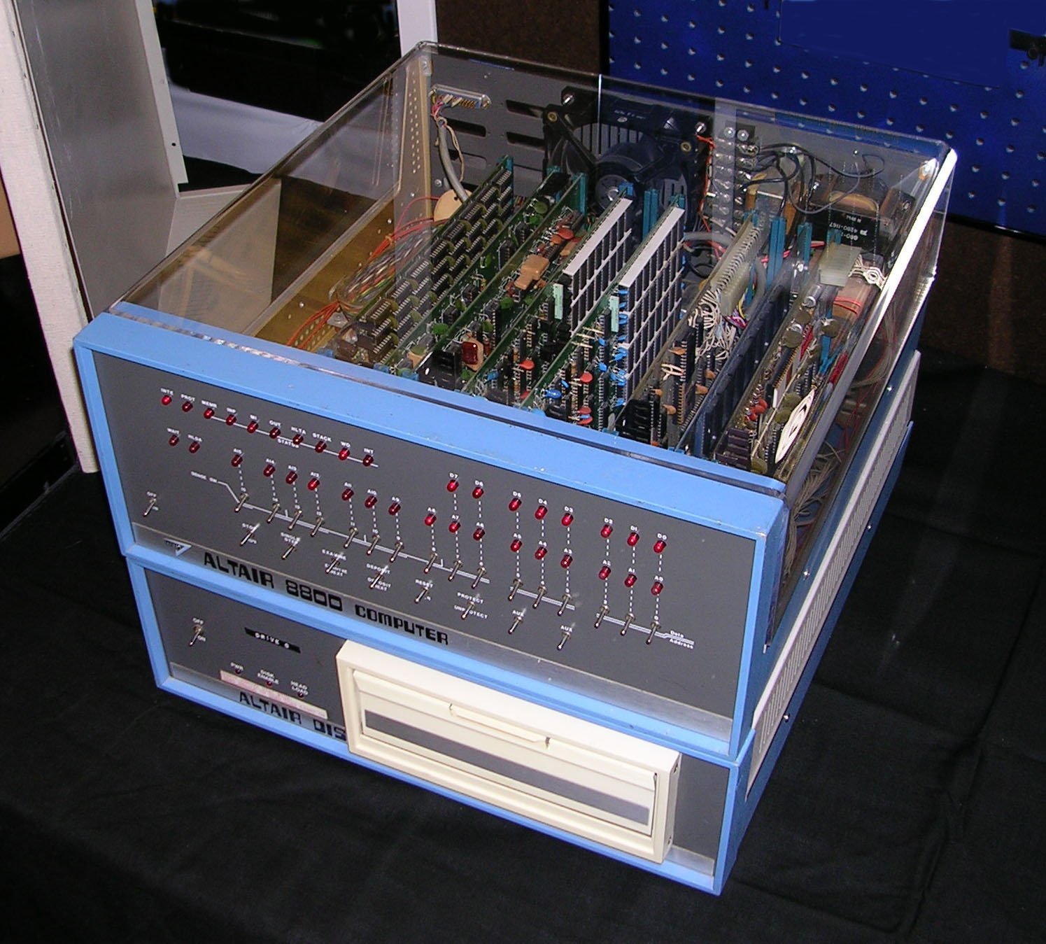 Em 1980, fez uma parceria com a IBM para a construção do IBM PC, voltado para uso pessoal (com o MS-DOS). Foi a popularização que Gates necessitava para impulsionar de vez a Microsoft.