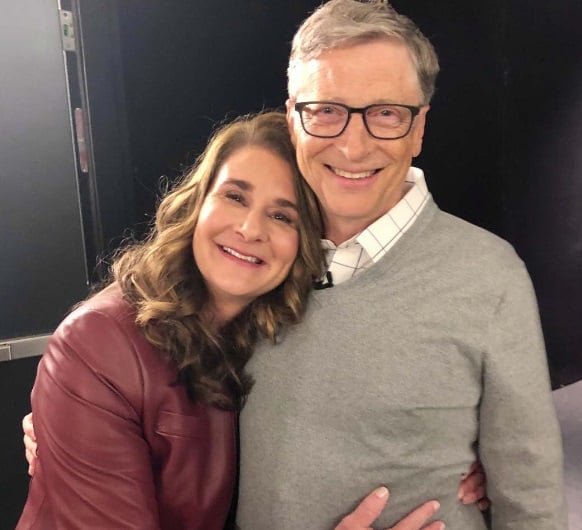 Bill e Melinda Gates também são conhecidos por seu compromisso com a filantropia pessoal, e frequentemente fazem doações significativas para organizações de caridade e causas importantes. Em 2010, criaram a  campanha "The Giving Pledge", e convidaram outros bilionários a fazer doações.