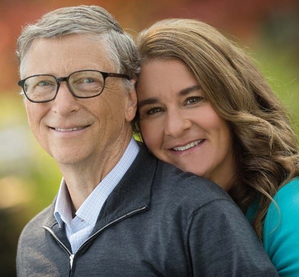 Em meio ao sucesso, constituiu uma família de classe média alta ao se casar com Melinda French, que trabalhava na Microsoft na época. Eles têm três filhos juntos: Jennifer, Rory e Phoebe. Gates é filho de um advogado, William H. Gates Sr, e uma professora e administradora de caridade, Mary Maxwell.