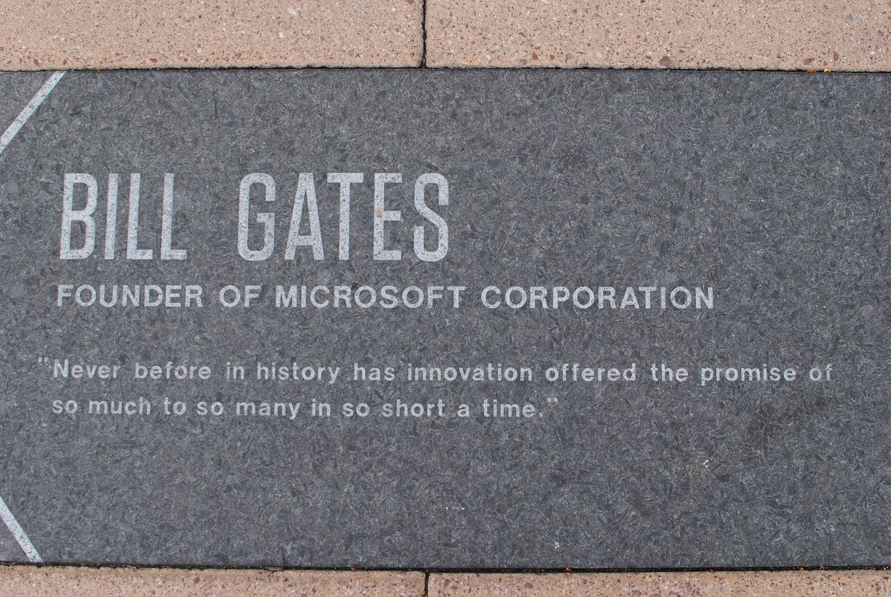 "Além de ser uma bela obra de arte, a tabela periódica me lembra como uma descoberta pode levar a inúmeras outras"., disse Gates no início do ano.