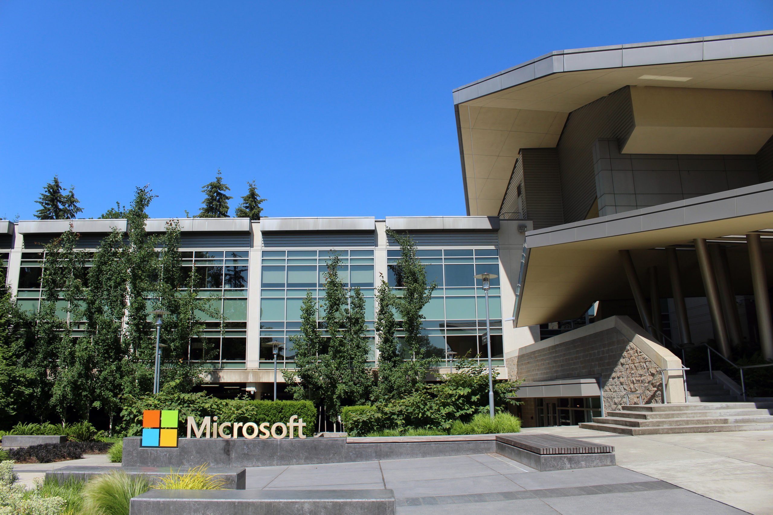 Ao longo dos anos 90, a empresa se fortaleceu ainda mais com as criaÃ§Ãµes dos Windows 95 e 98 e o crescimento do uso dos computadores nos Estados Unidos. 