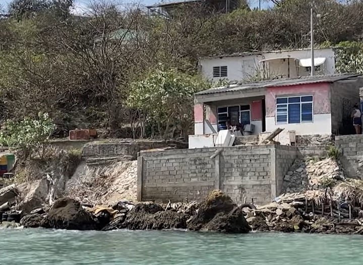 Em entrevista à AFP, Mirla disse que "o mar destruiu 250 casas da comunidade, o posto de saúde, píeres... levou vários salões comunitários, infraestrutura elétrica e o cemitério".