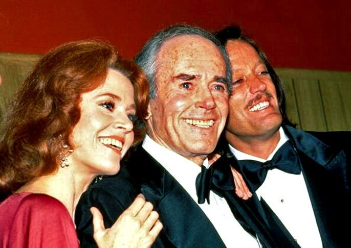 Essa também foi sua última atuação nas telas. Ele é pai de Jane Fonda, com quem contracenou em Num Lago Dourado (1981), e Peter Fonda, ambos renomados atores. Fonda possui uma história curiosa, pois serviu na Marinha dos EUA durante a Segunda Guerra.