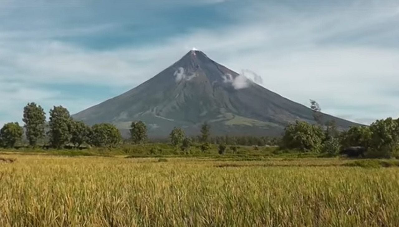 Nome do vulcão: Mayon, nas Filipinas - Situado na província de Albay, nas Filipinas, o vulcão Mayon é o mais ativo do país, tendo entrado em erupção nos últimos quatrocentos anos em ao 50 oportunidades. Ele fica situado entre a Placa Euroasiática e a Placa Filipina.