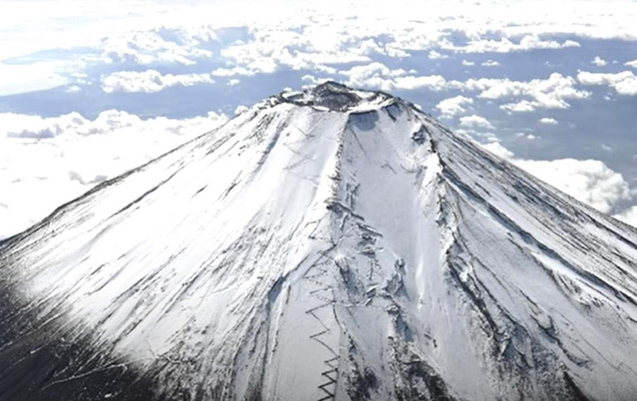 Nome do vulcão: Monte Fuji, no Japão - É um dos vulcões mais famosos do mundo (muito por ter seu topo repleto de neve) e localiza-se a oeste de Tóquio. Ele faz parte da cultura japonesa, sendo uma das paisagens mais conhecidas do país asiático.