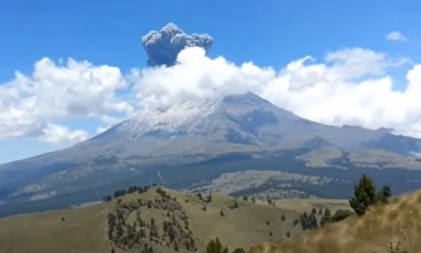 Nome do vulcão: Popocatepetl, no México - Os mexicanos o chamam de "El Popo", já que sua pronúncia é difícil até mesmo para o povo que tem ele como "vizinho". Ele está localizado a cerca de 70 km a sudeste da Cidade do México e o seu cume atinge 5426 metros de altitude.