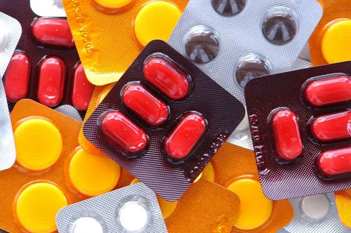 Apesar de ter sido amplamente utilizada em todo o mundo até os anos 1960 e 1970, um trabalho publicado em 1964 calculou que uma alteração sanguínea grave acontecia em uma pessoa para cada 127 que consumiam a aminopirina — substância com estrutura similar à da dipirona.