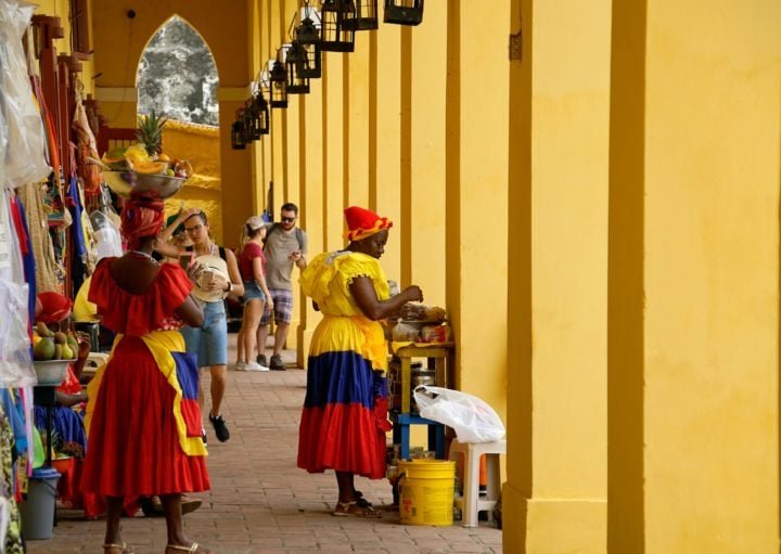 Cartagena Ã© uma cidade vibrante com uma rica cultura. A mistura de influÃªncias indÃ­genas, africanas e europeias se reflete na mÃºsica, comida, danÃ§a e artesanato da comunidade local.