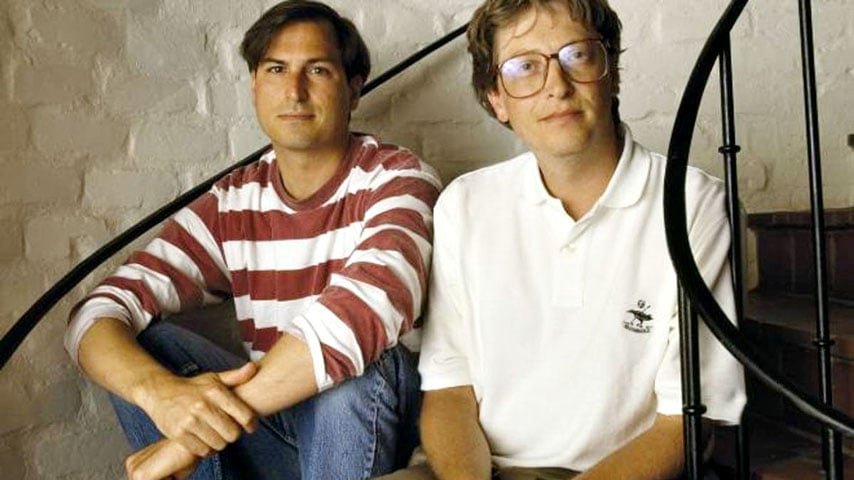 No começo dos anos 1990, houve uma batalha de navegadores, quando a Microsoft distribuiu gratuitamente o Internet Explorer para bater a disputa comercial com a Netscape, líder do mercado na época.