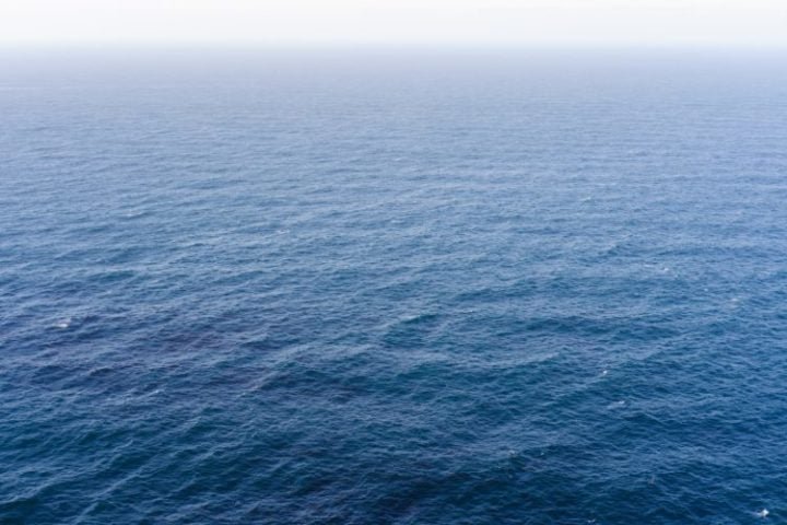 Atualmente, a zona econômica exclusiva do Brasil vai até 370 quilômetros da costa. A elevação está mais distante, em águas internacionais.