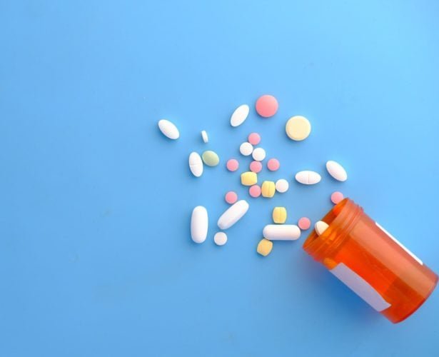 O problema principal ocorre no fígado, que é responsável por processar o medicamento. Cerca de 5% do remédio se transforma em uma substância prejudicial chamada quinoneimina.