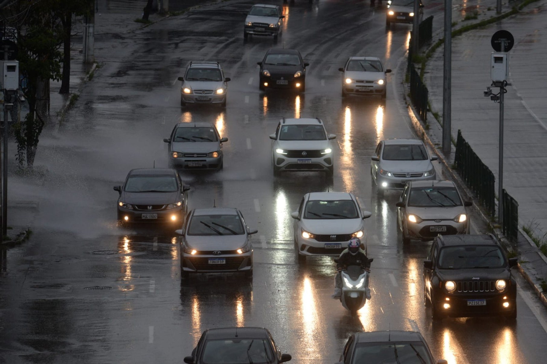 De acordo com a Defesa Civil, por volta das 16h20, a regional Nordeste apresenta intensidade extremamente forte, na Norte e Pampulha forte, Nordeste moderada, já na Centro-Sul e Leste, chuva fraca