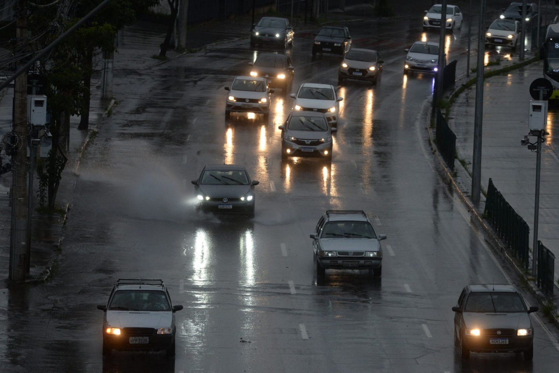 De acordo com a Defesa Civil, por volta das 16h20, a regional Nordeste apresenta intensidade extremamente forte, na Norte e Pampulha forte, Nordeste moderada, já na Centro-Sul e Leste, chuva fraca
