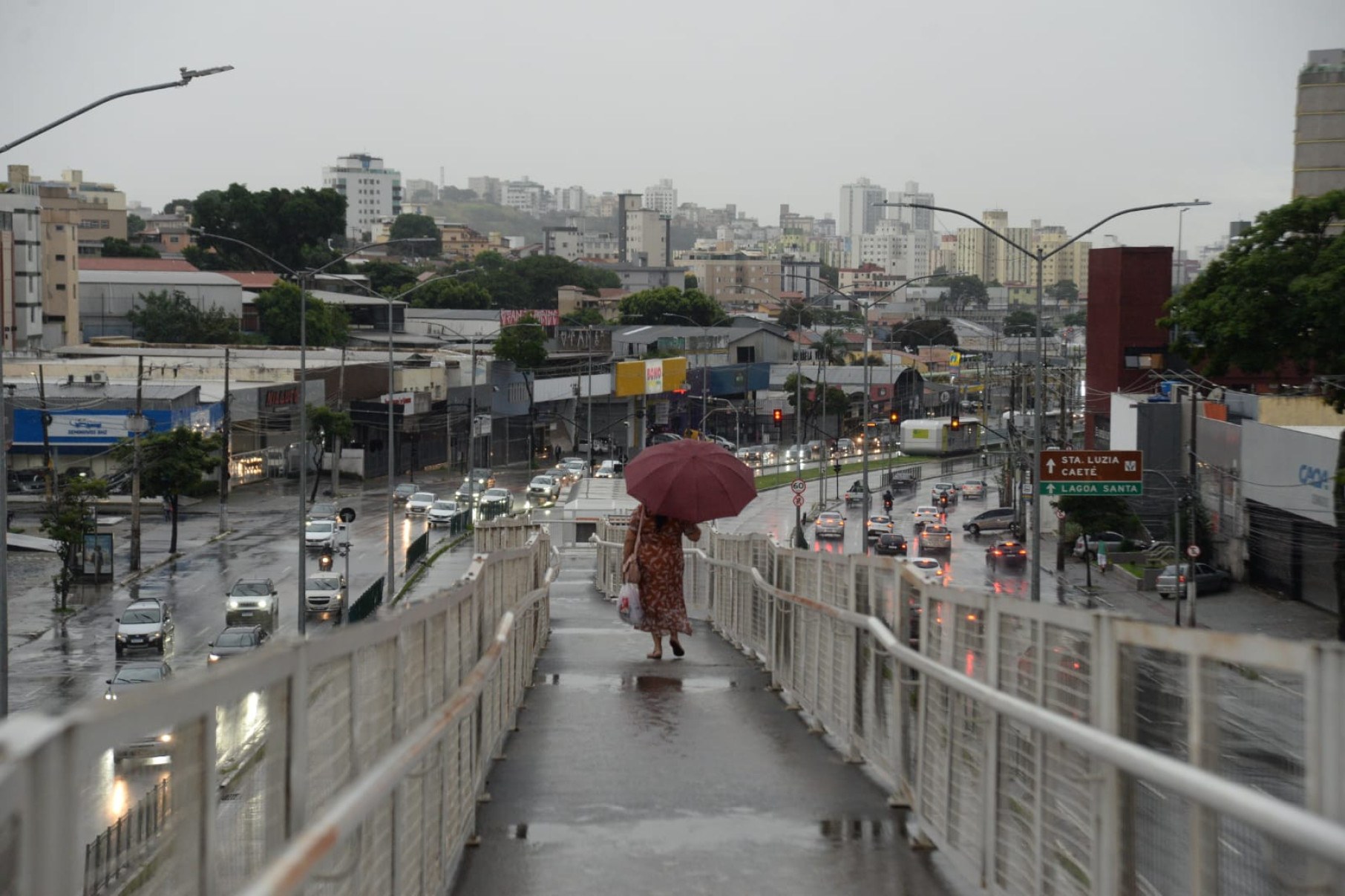 De acordo com a Defesa Civil, por volta das 16h20, a regional Nordeste apresenta intensidade extremamente forte, na Norte e Pampulha forte, Nordeste moderada, já na Centro-Sul e Leste, chuva fraca