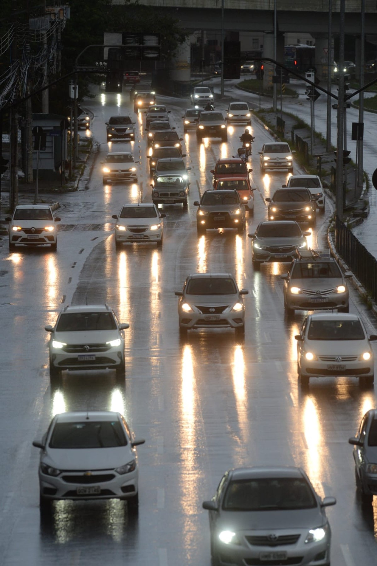 De acordo com a Defesa Civil, por volta das 16h20, a regional Nordeste apresenta intensidade extremamente forte, na Norte e Pampulha forte, Nordeste moderada, já na Centro-Sul e Leste, chuva fraca