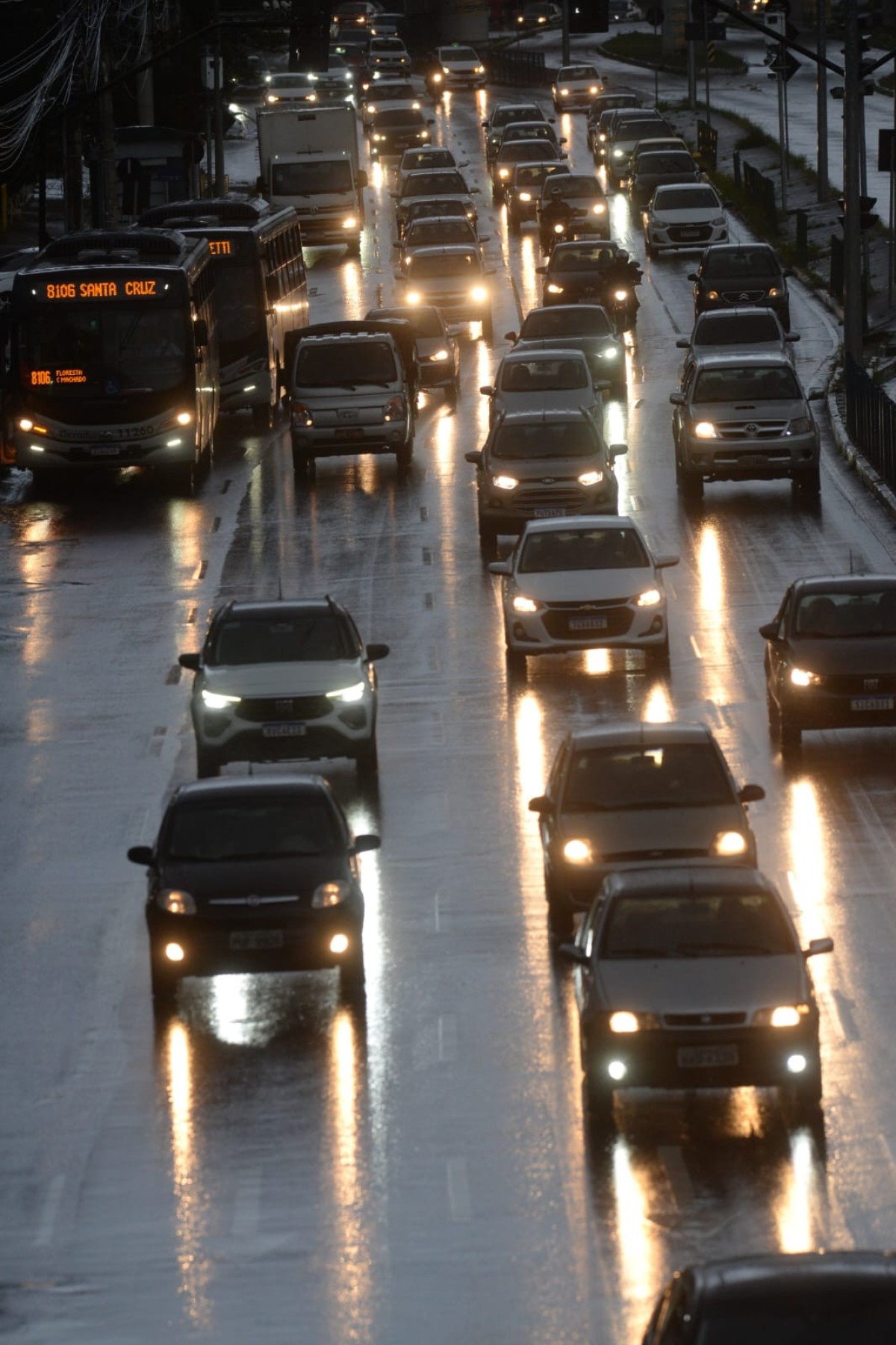 De acordo com a Defesa Civil, por volta das 16h20, a regional Nordeste apresenta intensidade extremamente forte, na Norte e Pampulha forte, Nordeste moderada, já na Centro-Sul e Leste, chuva fraca