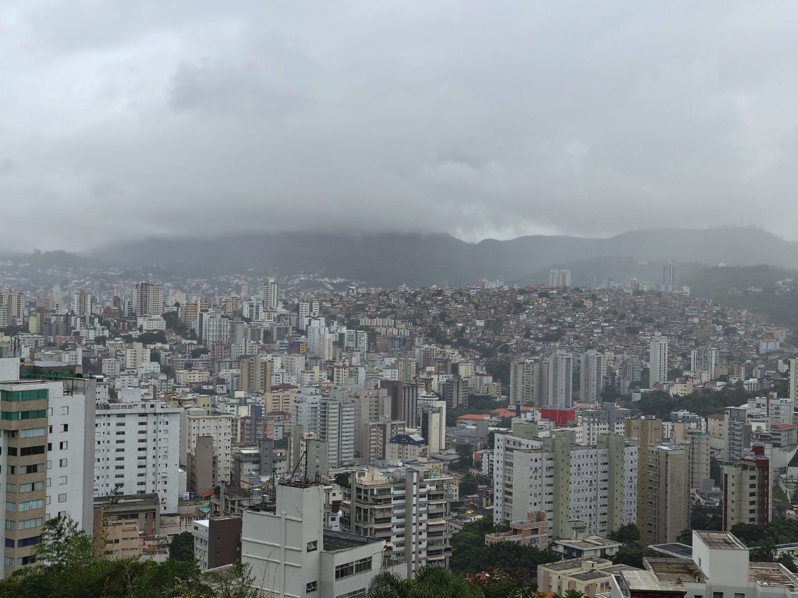 De acordo com a Defesa Civil, por volta das 16h20, a regional Nordeste apresenta intensidade extremamente forte, na Norte e Pampulha forte, Nordeste moderada, já na Centro-Sul e Leste, chuva fraca