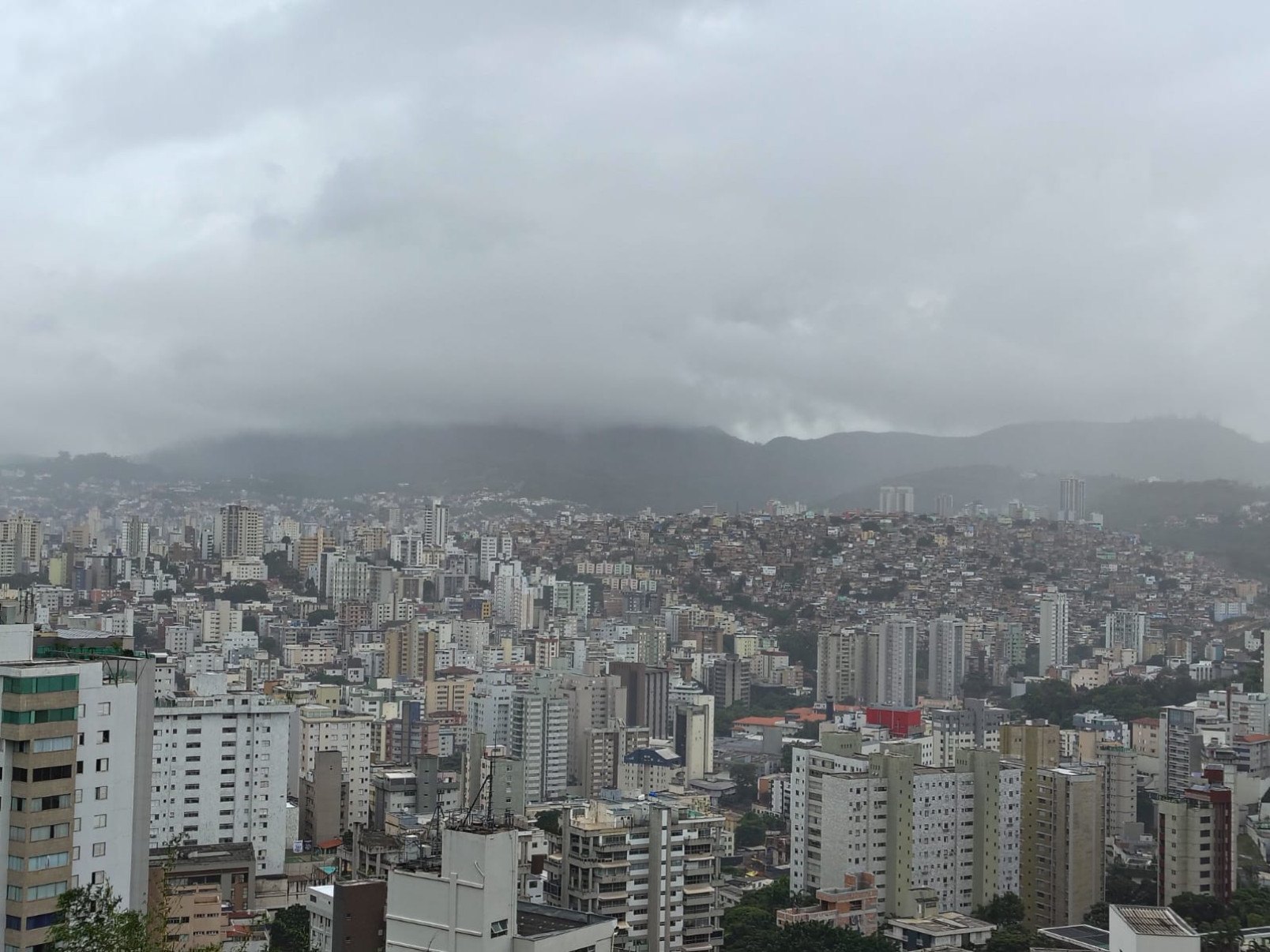 De acordo com a Defesa Civil, por volta das 16h20, a regional Nordeste apresenta intensidade extremamente forte, na Norte e Pampulha forte, Nordeste moderada, já na Centro-Sul e Leste, chuva fraca