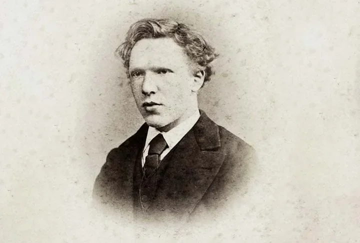 Van Gogh começou a pintar apenas aos 27 anos. Antes de se dedicar ao ofício artístico, trabalhou em empregos diversos, desde balconista de livraria até professor. E ainda tentou, sem êxito, tornar-se pastor calvinista, como o pai Theodorus. 

