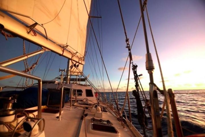 Há dois anos, Belov fez a travessia pela Passagem Noroeste, que liga Oceano Pacífico ao Atlântico (entre o Alasca e o norte do Canadá) com seu barco Fraternidade.