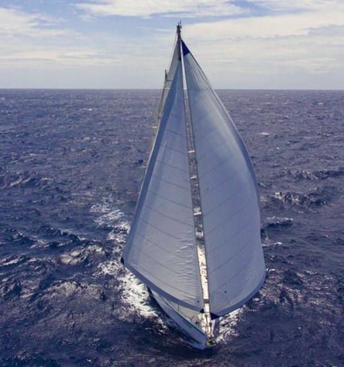 O veleiro de aço tem 20 metros de comprimento e foi construído por ele mesmo.