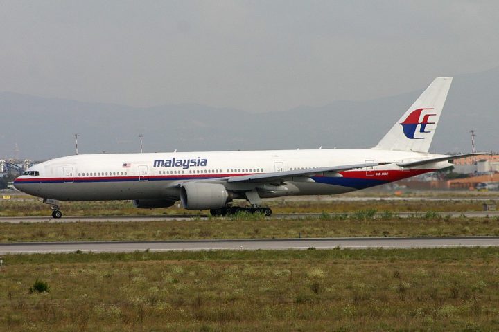 Esta teoria ganhou força especialmente porque, cerca de quatro meses após o sumiço do voo, outra aeronave da Malaysia Airlines, a MH17, foi derrubada por um míssil de origem russa enquanto sobrevoava o território ucraniano.