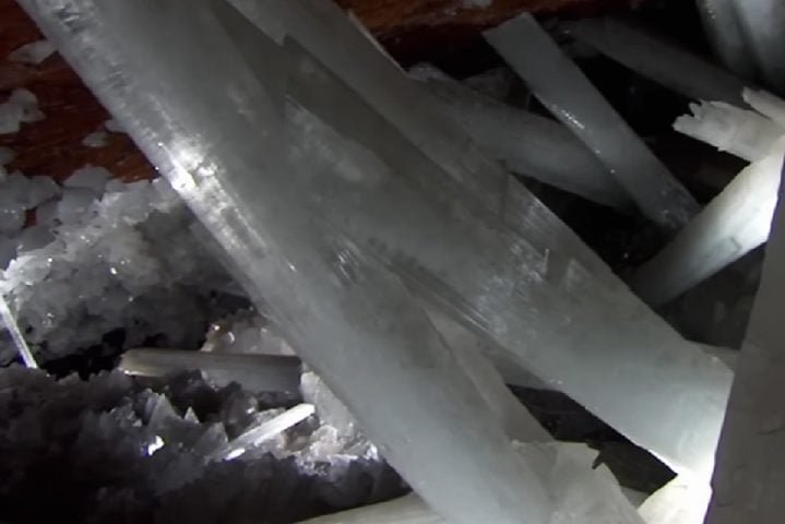 Apesar de ser bonito, o lugar pode ser extremamente perigoso para quem o visita. A temperatura dentro da caverna oscila em torno de 50°C, com picos de até 58°C, e a umidade chega a bater 99%.