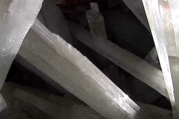 Em 2015, a mineração parou e as bombas que tiravam a água foram desligadas, para que os cristais voltem a ficar debaixo d'água. 