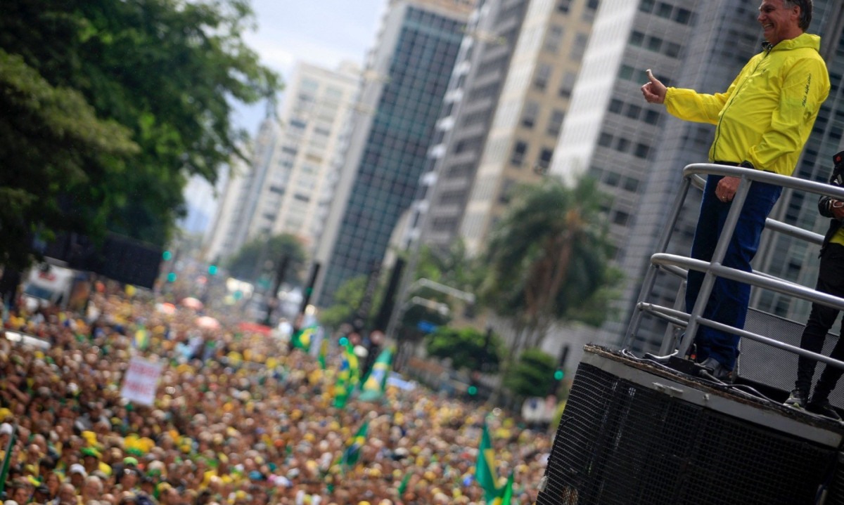 Ex-presidente Jair Bolsonaro organiza ato em favor da anistia para pessoas que pediram golpe de Estado, destruíram prédios na Praça dos Três Poderes e agrediram oficiais -  (crédito: Miguel SCHINCARIOL / AFP)