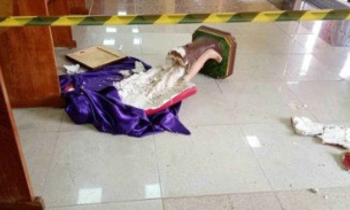 Homem entrou em igreja em São Paulo e quebrou imagens sacras do Padroeiro Bom Jesus e de Santa Edwiges -  (crédito: Reprodução/Redes Sociais)