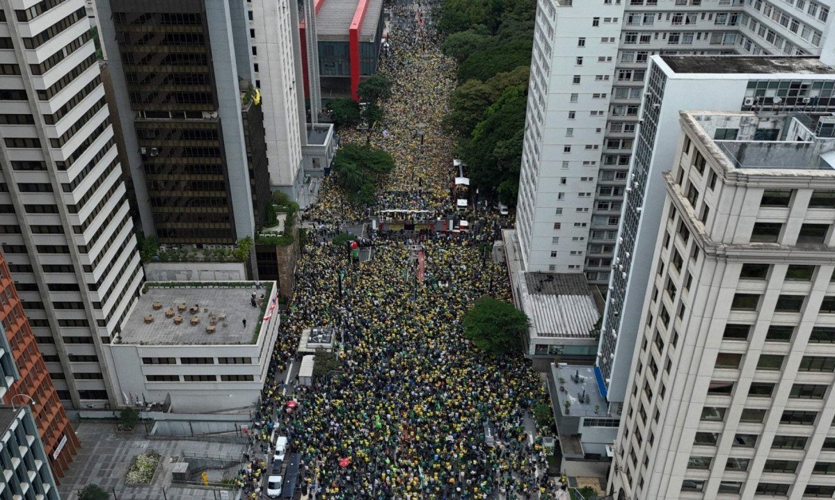 Bolsonaristas se reuniram na avenida Paulista para participar de ato que pedia anistia aos acusados e condenados pelas depredações e pedidos de golpe de Estado em 8 de janeiro de 2023 -  (crédito: Miguel SCHINCARIOL / AFP)