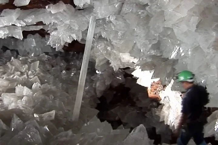 Além disso, acredita-se que as condições da Caverna dos Cristais possa contribuir para o desenvolvimento de novas técnicas de exploração espacial, pois cientistas creem que ambientes semelhantes podem existir em outros planetas.