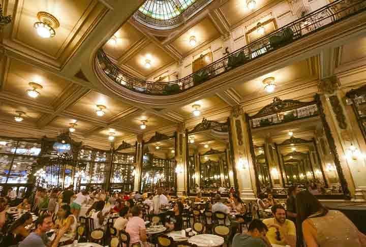 No interior da confeitaria, prateleiras com cristais, enormes espelhos belgas emoldurados por madeira de Jacarandá e piso português dão ares de época ao ambiente. 