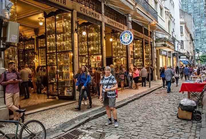 O prédio da Colombo tem arquitetura imponente, em estilo art nouveau (movimento artístico surgido na Europa entre o fim do século XIX e início do XX). 