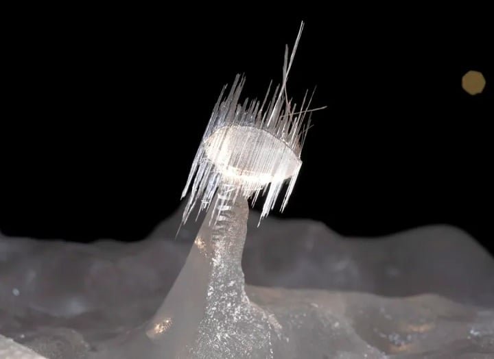 Os cristais são tão quentes que não podem ser tocados sem proteção nas mãos; alguns são afiados como lâminas.