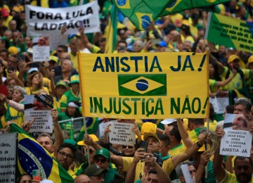 Manifestação pede anistia aos condenados pelos atos ataques de 8 de janeiro de 2023 -  (crédito: Miguel SCHINCARIOL / AFP)